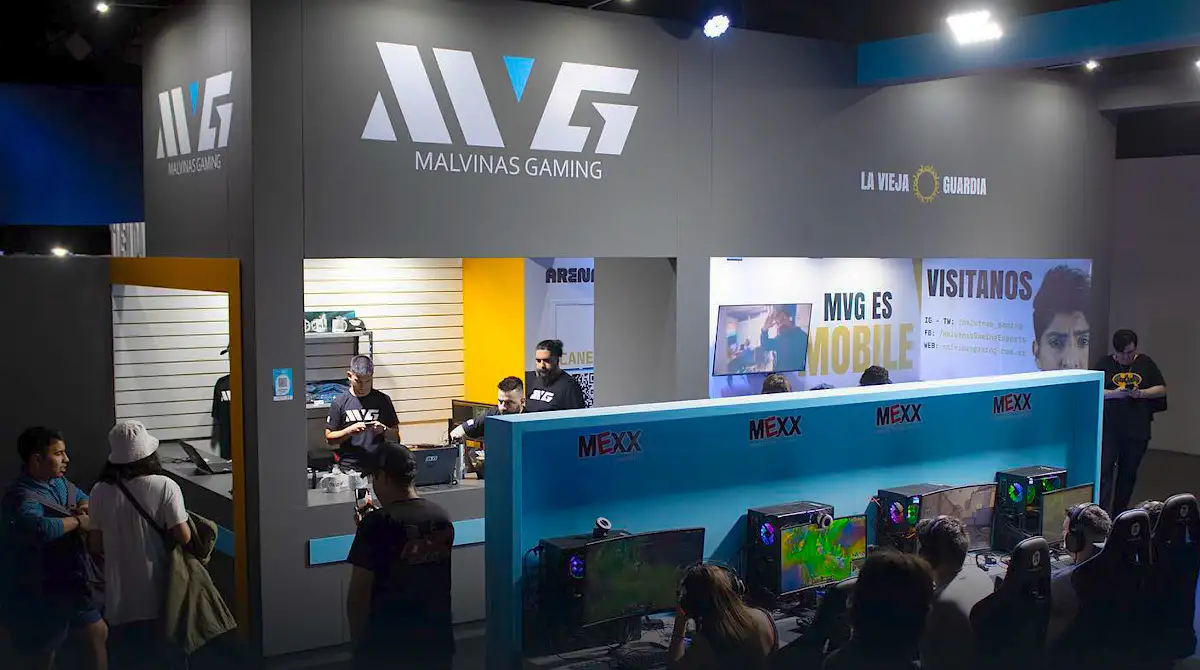 Stand de Malvinas Gaming con jugadores en computadoras