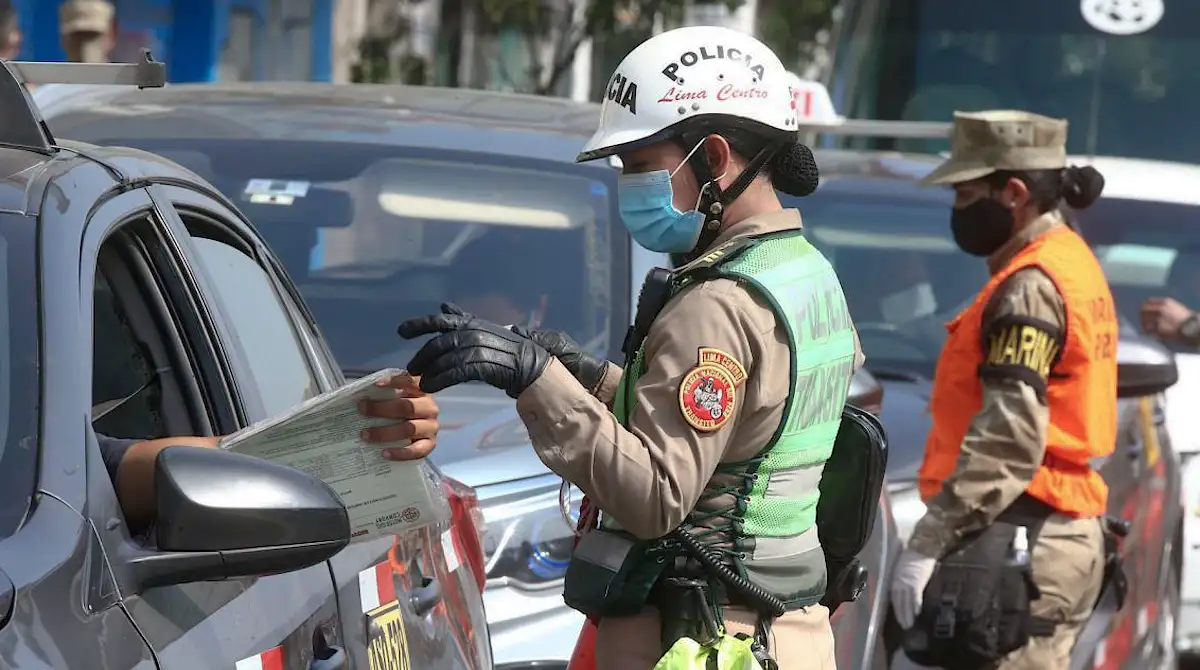 Policía poniendo una multa