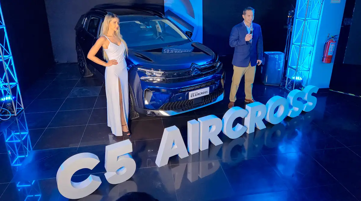 Nuevo Citroën C5 Aircross de color azul