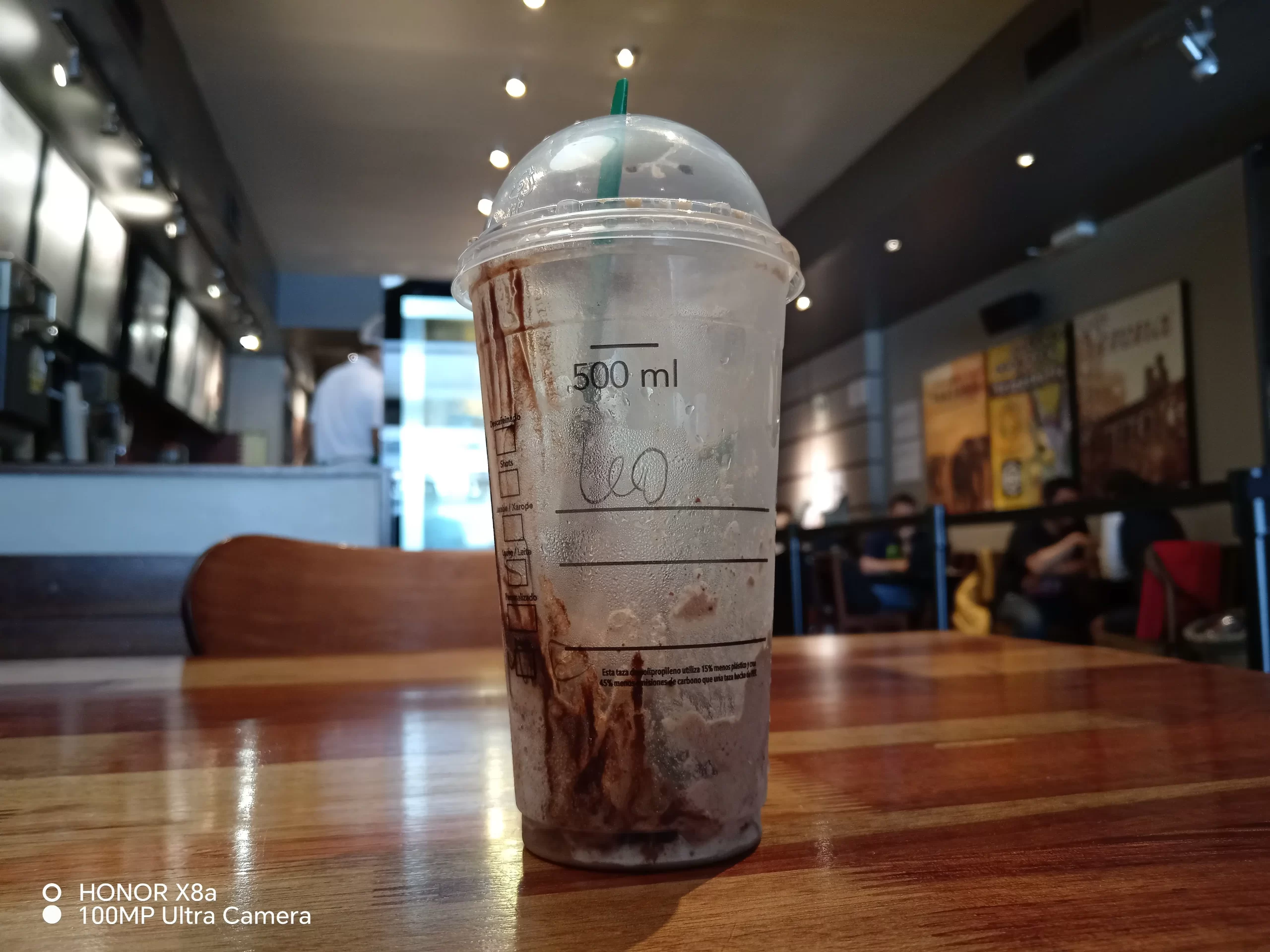 Foto tomada con el HONOR X8a: Vaso de Starbucks