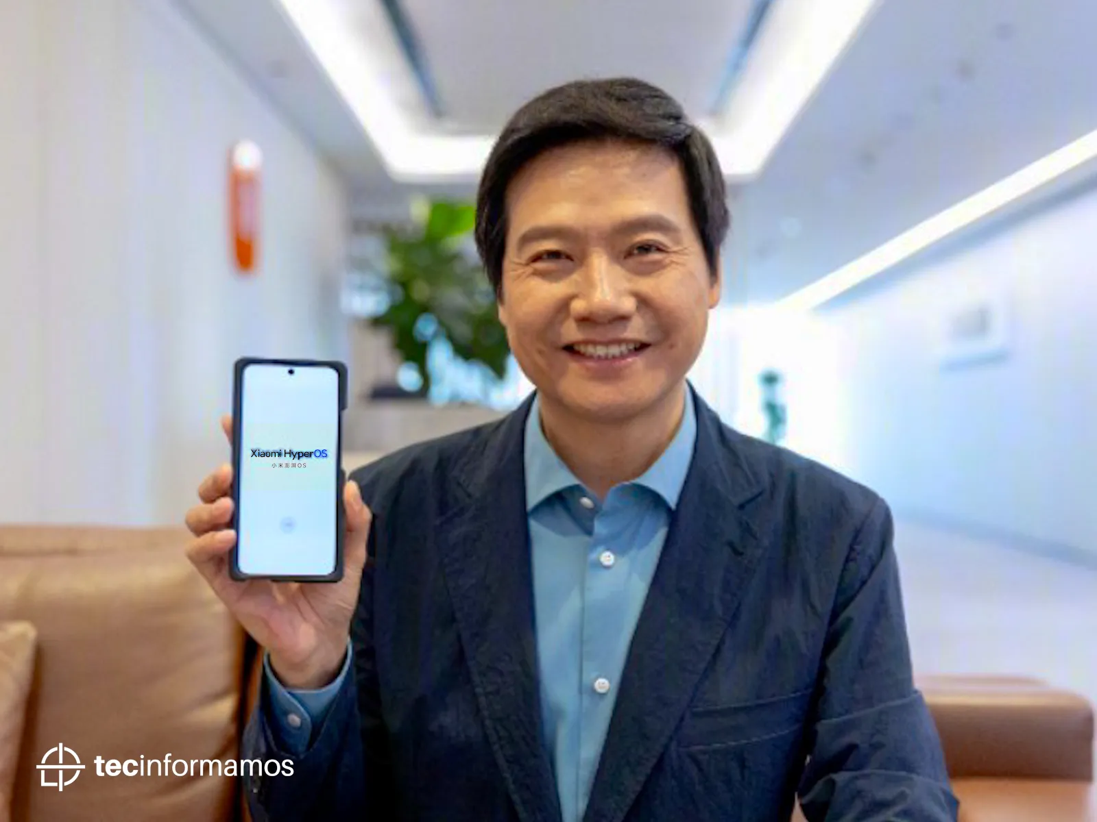 Lei Jun (CEO de Xiaomi) muestra un dispositivo corriendo Xiaomi HyperOS