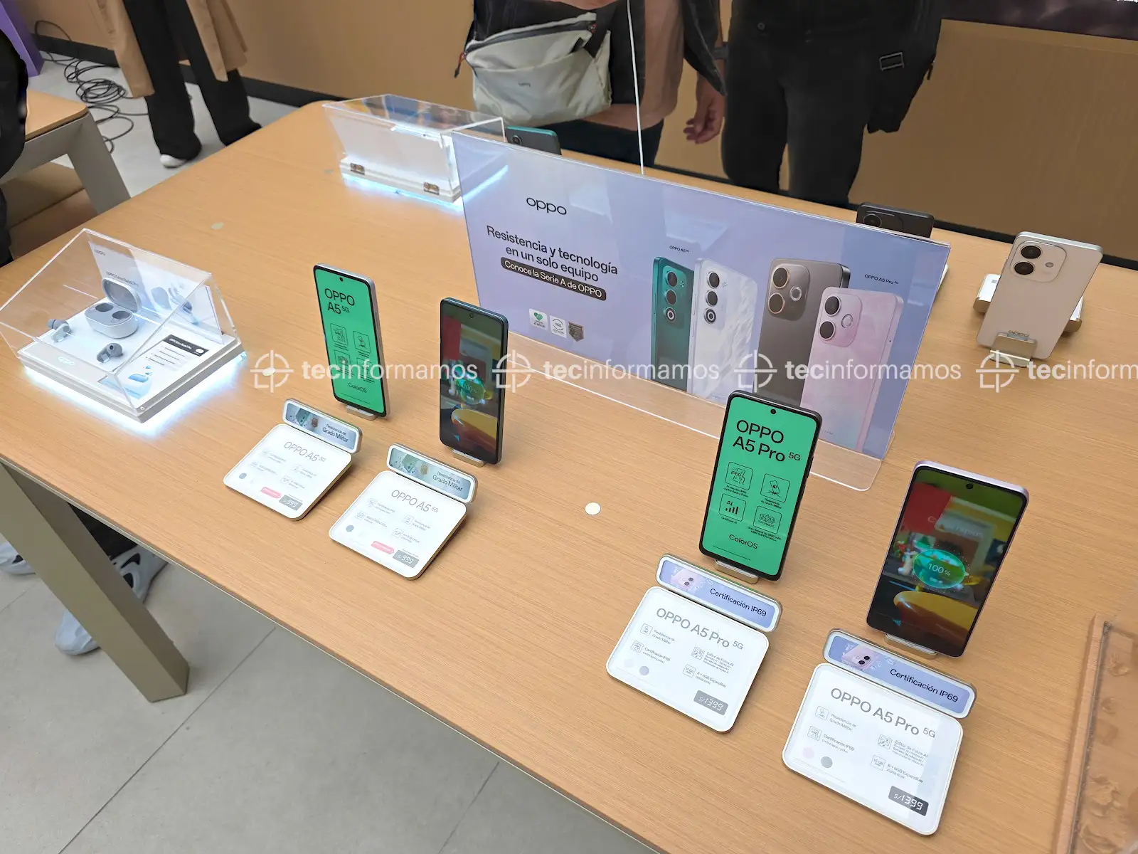 OPPO Store Perú inside 1