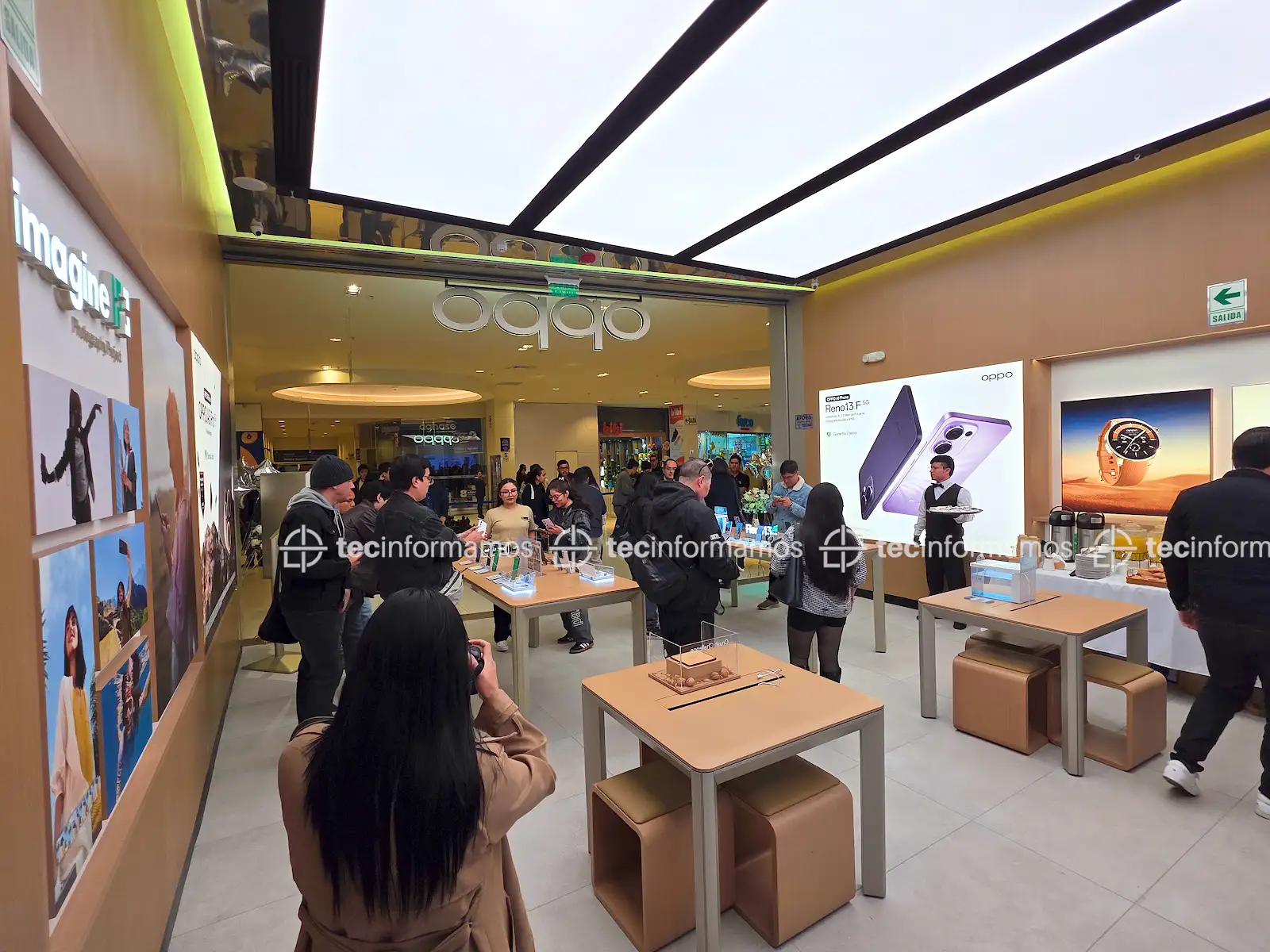 OPPO Store Perú inside 3